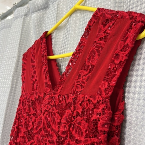 Gorgeous sequined red dress size 8P. - Picture 8 of 14